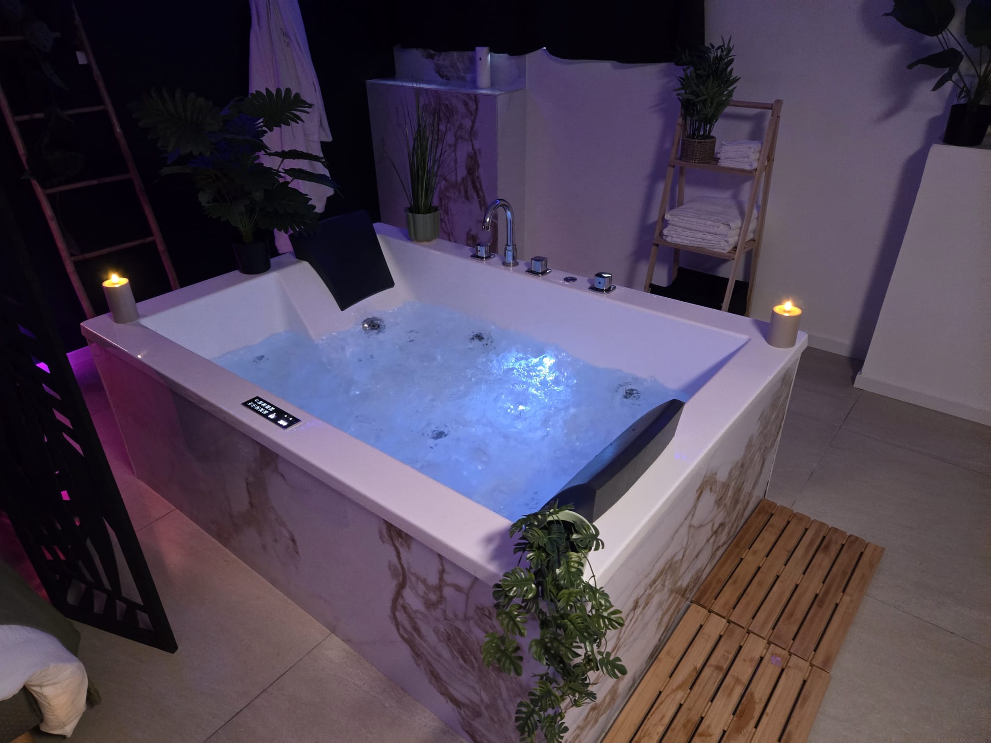 Spa privatif à Tourcoing avec jacuzzi 38°C en duo - Suite 11
